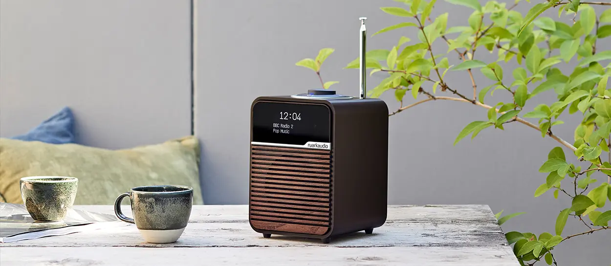 Radio banner nettside med Ruark R1 MK4 i fargen Espresso